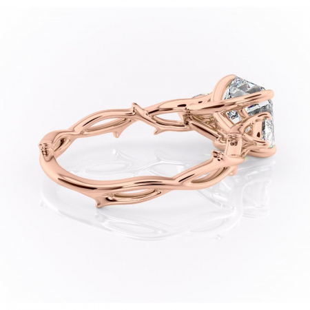 Inel de logodnă Elira din aur Rose 14kt cu moissanite tăietură asscher – Montură cu trei pietre rafinată pentru profil mediu | Personalizează și configurează gratuit online [2]