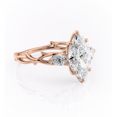 Aur roz - Inel de logodnă Elira din aur Rose 18kt cu moissanite tăietură marquise – Montură cu trei pietre rafinată pentru profil mediu | Personalizează și configurează gratuit online