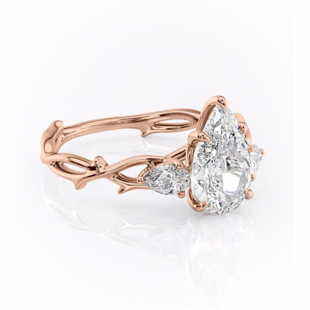 Pară - Inel de logodnă Elira din aur Rose 18kt cu moissanite tăietură pară – Montură cu trei pietre rafinată pentru profil mediu | Personalizează și configurează gratuit online