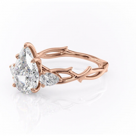 Inel de logodnă Elira din aur Rose 14kt cu moissanite tăietură pară – Montură cu trei pietre rafinată pentru profil mediu | Personalizează și configurează gratuit online [6]