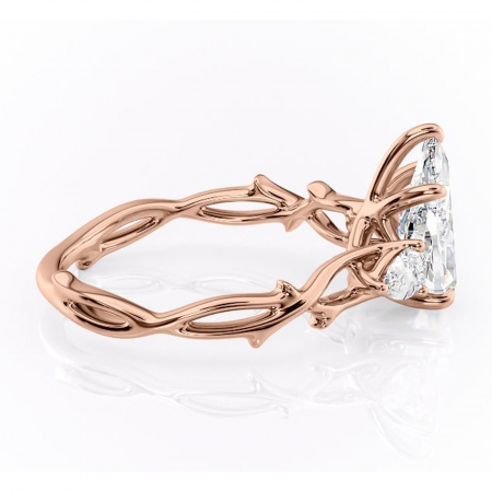 Inel de logodnă Elira din aur Rose 14kt cu moissanite tăietură pară – Montură cu trei pietre rafinată pentru profil mediu | Personalizează și configurează gratuit online [1]
