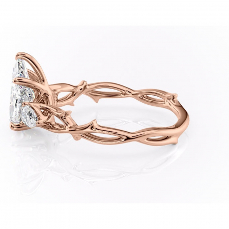 Inel de logodnă Elira din aur Rose 14kt cu moissanite tăietură pară – Montură cu trei pietre rafinată pentru profil mediu | Personalizează și configurează gratuit online [5]