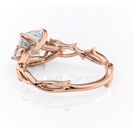 Inel de logodnă Elira din aur Rose 14kt cu moissanite tăietură pernă – Montură cu trei pietre rafinată pentru profil mediu | Personalizează și configurează gratuit online [3]