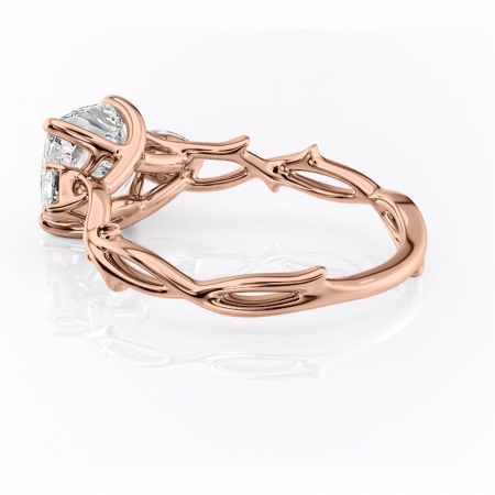 Inel de logodnă Elira din aur Rose 14kt cu moissanite tăietură pernă – Montură cu trei pietre rafinată pentru profil mediu | Personalizează și configurează gratuit online [4]