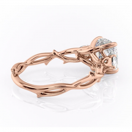 Inel de logodnă Elira din aur Rose 14kt cu moissanite tăietură pernă – Montură cu trei pietre rafinată pentru profil mediu | Personalizează și configurează gratuit online [2]