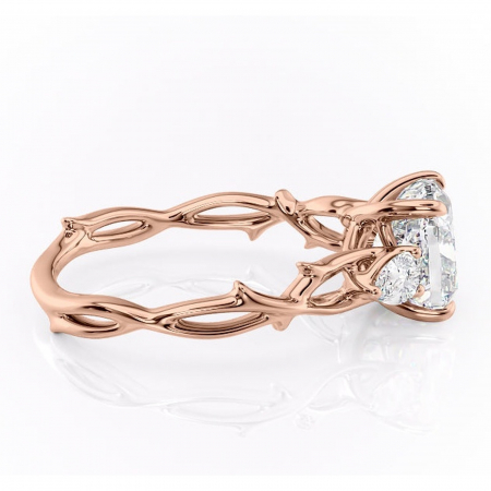 Inel de logodnă Elira din aur Rose 14kt cu moissanite tăietură pernă – Montură cu trei pietre rafinată pentru profil mediu | Personalizează și configurează gratuit online [1]