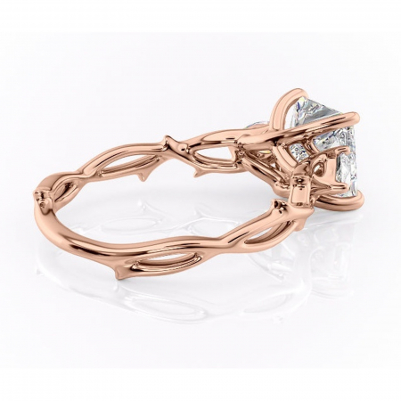 Inel de logodnă Elira din aur Rose 18kt cu moissanite tăietură princess – Montură cu trei pietre rafinată pentru profil mediu | Personalizează și configurează gratuit online [2]