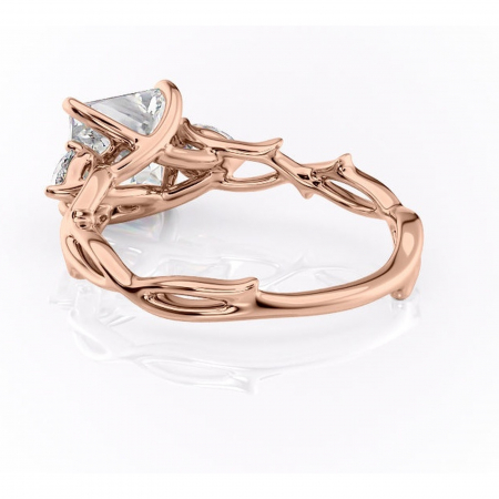 Inel de logodnă Elira din aur Rose 18kt cu moissanite tăietură princess – Montură cu trei pietre rafinată pentru profil mediu | Personalizează și configurează gratuit online [3]