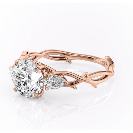 Inel de logodnă Elira din aur Rose 14kt cu moissanite tăietură rotundă – Montură cu trei pietre rafinată pentru profil mediu | Personalizează și configurează gratuit online [6]