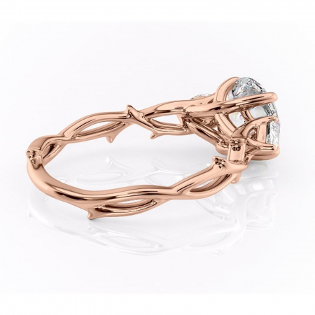 Inel de logodnă Elira din aur Rose 14kt cu moissanite tăietură rotundă – Montură cu trei pietre rafinată pentru profil mediu | Personalizează și configurează gratuit online [2]