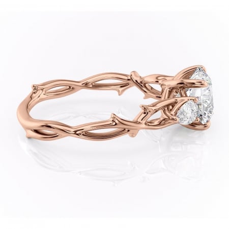 Inel de logodnă Elira din aur Rose 14kt cu moissanite tăietură rotundă – Montură cu trei pietre rafinată pentru profil mediu | Personalizează și configurează gratuit online [1]
