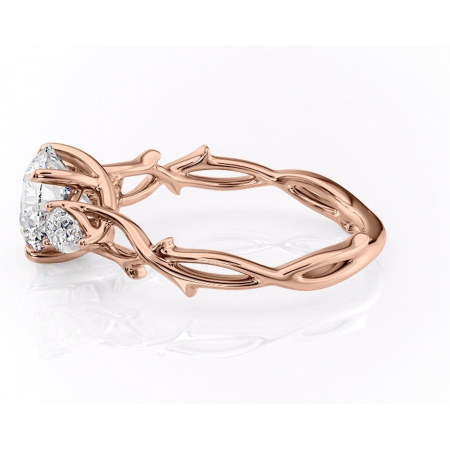 Inel de logodnă Elira din aur Rose 14kt cu moissanite tăietură rotundă – Montură cu trei pietre rafinată pentru profil mediu | Personalizează și configurează gratuit online [5]