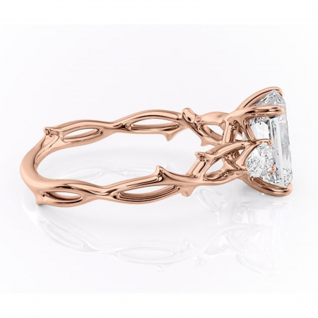 Inel de logodnă Elira din aur Rose 14kt cu moissanite tăietură smarald – Montură cu trei pietre rafinată pentru profil mediu | Personalizează și configurează gratuit online [1]