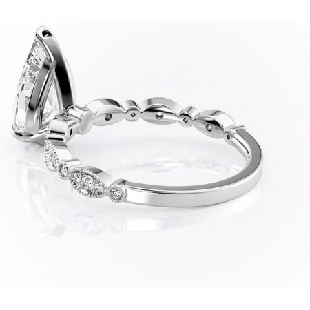 Inel de logodnă Elowen din aur Alb 14kt cu moissanite tăietură pară – Pietre laterale rafinată pentru profil înalt | Personalizează și configurează gratuit online [4]