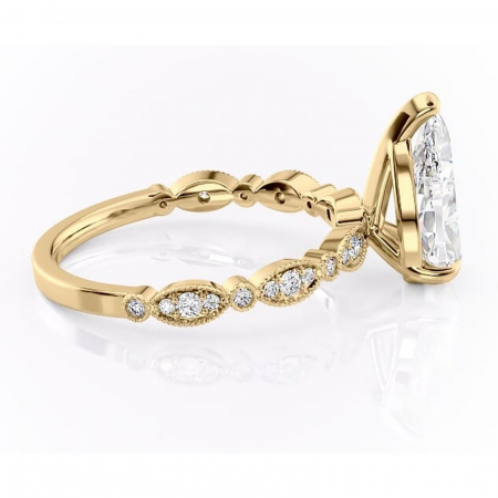 Inel de logodnă Elowen din aur Galben 18kt cu moissanite tăietură pară – Pietre laterale rafinată pentru profil înalt | Personalizează și configurează gratuit online [1]