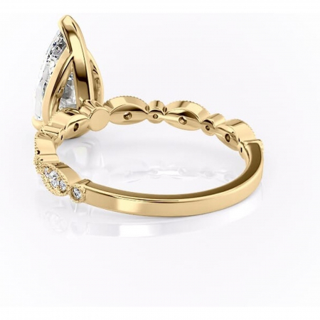 Inel de logodnă Elowen din aur Galben 18kt cu moissanite tăietură pară – Pietre laterale rafinată pentru profil înalt | Personalizează și configurează gratuit online [3]