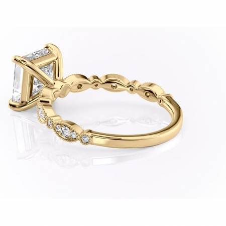 Inel de logodnă Elowen din aur Galben 14kt cu moissanite tăietură princess – Pietre laterale rafinată pentru profil înalt | Personalizează și configurează gratuit online [4]