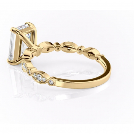 Inel de logodnă Elowen din aur Galben 14kt cu moissanite tăietură smarald – Pietre laterale rafinată pentru profil înalt | Personalizează și configurează gratuit online [4]