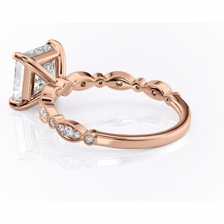 Inel de logodnă Elowen din aur Rose 14kt cu moissanite tăietură princess – Pietre laterale rafinată pentru profil înalt | Personalizează și configurează gratuit online [4]
