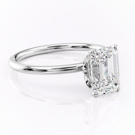 Smarald - Inel de logodnă Emerald din aur Alb 14kt cu moissanite tăietură smarald – Solitar rafinată pentru profil înalt | Personalizează și configurează gratuit online