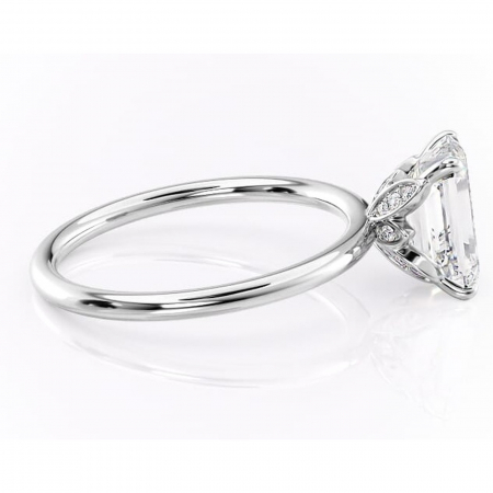 Inel de logodnă Emerald din aur Alb 14kt cu moissanite tăietură smarald – Solitar rafinată pentru profil înalt | Personalizează și configurează gratuit online [1]