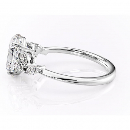 Inel de logodnă Emmeline din aur Alb 18kt cu moissanite tăietură ovală – Pietre laterale rafinată pentru profil mediu | Personalizează și configurează gratuit online [5]