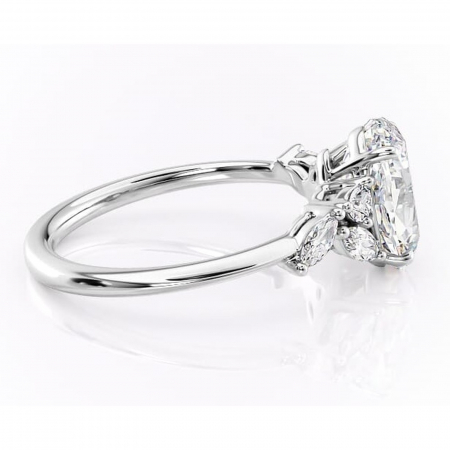 Inel de logodnă Emmeline din aur Alb 18kt cu moissanite tăietură ovală – Pietre laterale rafinată pentru profil mediu | Personalizează și configurează gratuit online [1]