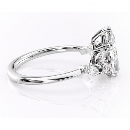 Inel de logodnă Emmeline din aur Alb 14kt cu moissanite tăietură pară – Pietre laterale rafinată pentru profil mediu | Personalizează și configurează gratuit online [1]