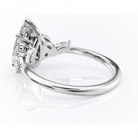 Inel de logodnă Emmeline din aur Alb 14kt cu moissanite tăietură pară – Pietre laterale rafinată pentru profil mediu | Personalizează și configurează gratuit online [4]