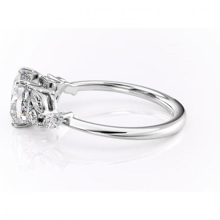 Inel de logodnă Emmeline din aur Alb 14kt cu moissanite tăietură pernă – Pietre laterale rafinată pentru profil mediu | Personalizează și configurează gratuit online [5]