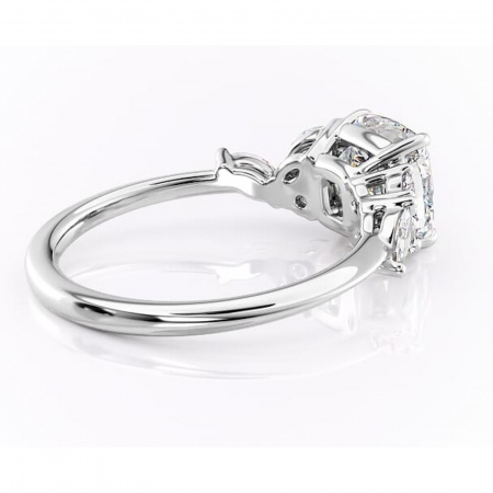 Inel de logodnă Emmeline din aur Alb 14kt cu moissanite tăietură pernă – Pietre laterale rafinată pentru profil mediu | Personalizează și configurează gratuit online [2]