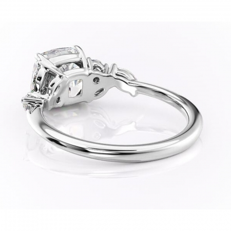 Inel de logodnă Emmeline din aur Alb 14kt cu moissanite tăietură pernă – Pietre laterale rafinată pentru profil mediu | Personalizează și configurează gratuit online [3]