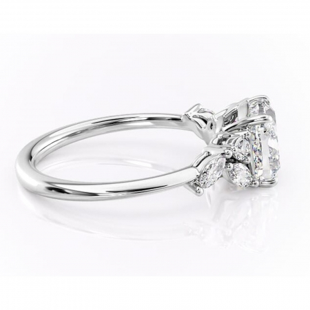 Inel de logodnă Emmeline din aur Alb 14kt cu moissanite tăietură pernă – Pietre laterale rafinată pentru profil mediu | Personalizează și configurează gratuit online [1]