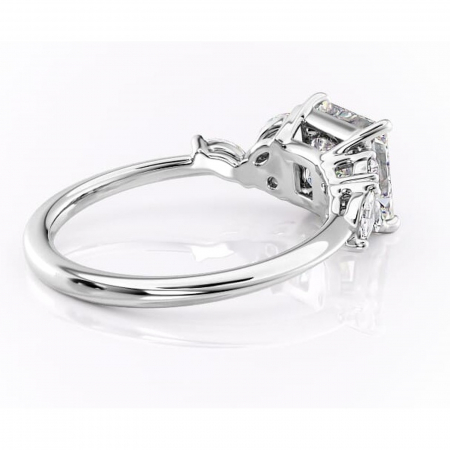 Inel de logodnă Emmeline din aur Alb 14kt cu moissanite tăietură princess – Pietre laterale rafinată pentru profil mediu | Personalizează și configurează gratuit online [2]