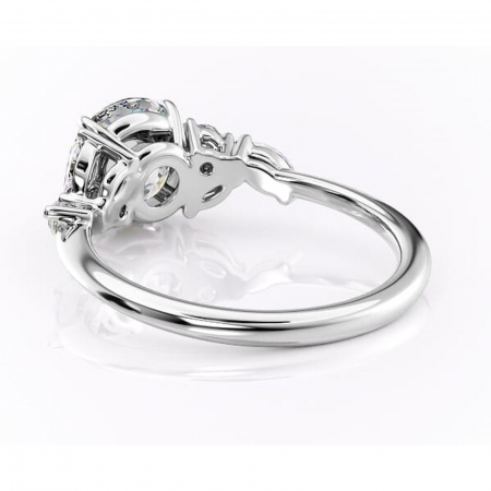 Inel de logodnă Emmeline din aur Alb 14kt cu moissanite tăietură rotundă – Pietre laterale rafinată pentru profil mediu | Personalizează și configurează gratuit online [3]