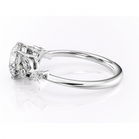 Inel de logodnă Emmeline din aur Alb 14kt cu moissanite tăietură rotundă – Pietre laterale rafinată pentru profil mediu | Personalizează și configurează gratuit online [5]