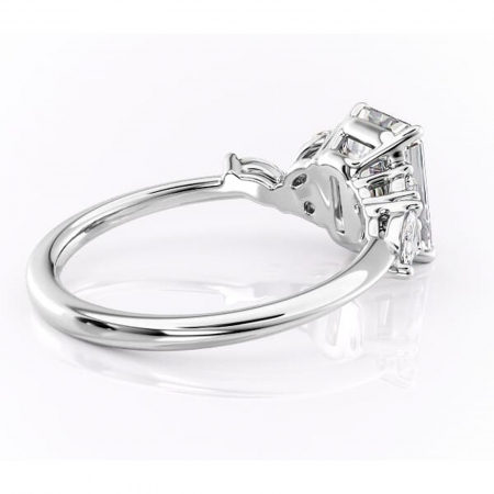 Inel de logodnă Emmeline din aur Alb 14kt cu moissanite tăietură smarald – Pietre laterale rafinată pentru profil mediu | Personalizează și configurează gratuit online [2]