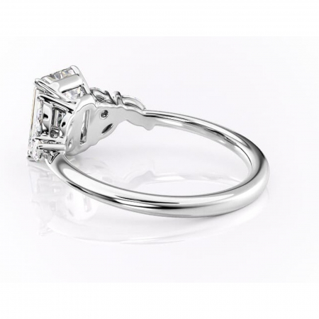 Inel de logodnă Emmeline din aur Alb 14kt cu moissanite tăietură smarald – Pietre laterale rafinată pentru profil mediu | Personalizează și configurează gratuit online [4]