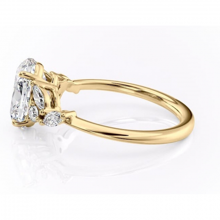 Inel de logodnă Emmeline din aur Galben 14kt cu moissanite tăietură ovală – Pietre laterale rafinată pentru profil mediu | Personalizează și configurează gratuit online [5]