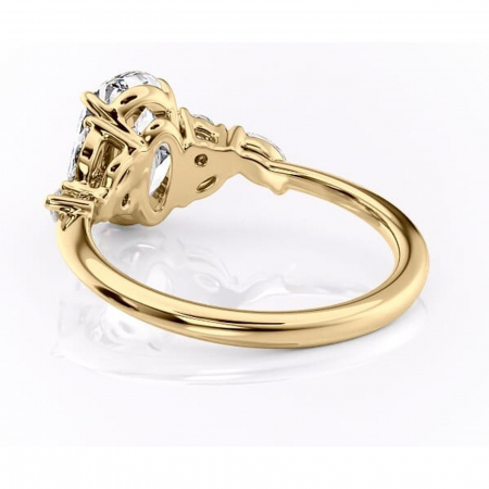 Inel de logodnă Emmeline din aur Galben 14kt cu moissanite tăietură ovală – Pietre laterale rafinată pentru profil mediu | Personalizează și configurează gratuit online [3]