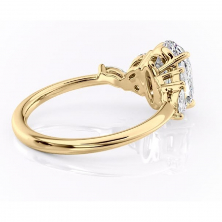 Inel de logodnă Emmeline din aur Galben 14kt cu moissanite tăietură ovală – Pietre laterale rafinată pentru profil mediu | Personalizează și configurează gratuit online [2]