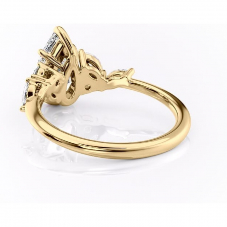 Inel de logodnă Emmeline din aur Galben 14kt cu moissanite tăietură pară – Pietre laterale rafinată pentru profil mediu | Personalizează și configurează gratuit online [3]