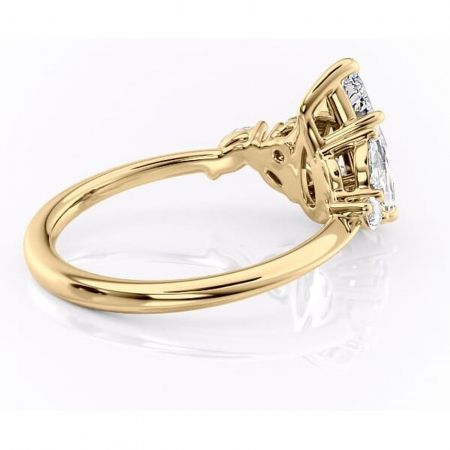 Inel de logodnă Emmeline din aur Galben 14kt cu moissanite tăietură pară – Pietre laterale rafinată pentru profil mediu | Personalizează și configurează gratuit online [2]