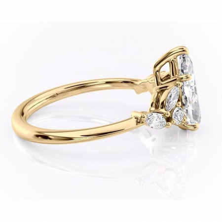 Inel de logodnă Emmeline din aur Galben 14kt cu moissanite tăietură pară – Pietre laterale rafinată pentru profil mediu | Personalizează și configurează gratuit online [1]