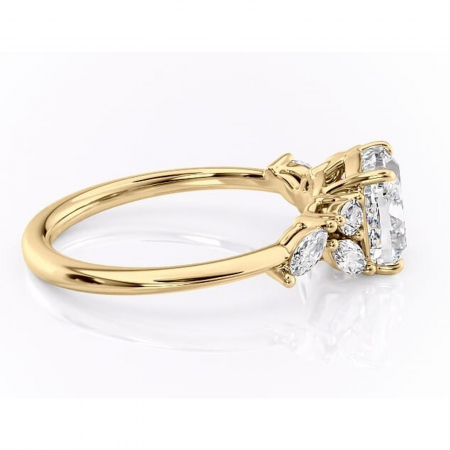 Inel de logodnă Emmeline din aur Galben 14kt cu moissanite tăietură pernă – Pietre laterale rafinată pentru profil mediu | Personalizează și configurează gratuit online [1]