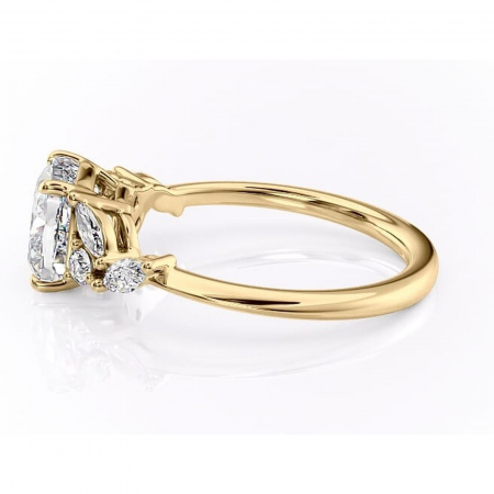 Inel de logodnă Emmeline din aur Galben 14kt cu moissanite tăietură pernă – Pietre laterale rafinată pentru profil mediu | Personalizează și configurează gratuit online [5]