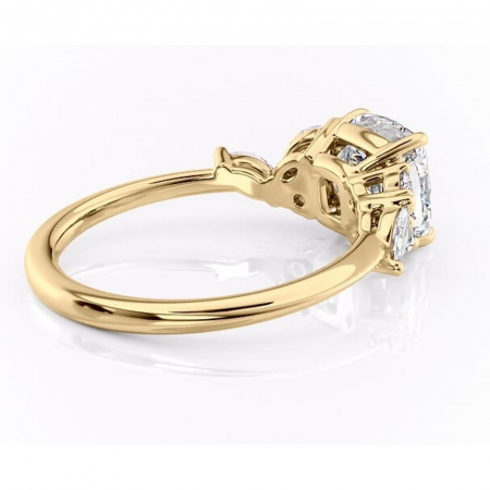 Inel de logodnă Emmeline din aur Galben 14kt cu moissanite tăietură pernă – Pietre laterale rafinată pentru profil mediu | Personalizează și configurează gratuit online [2]