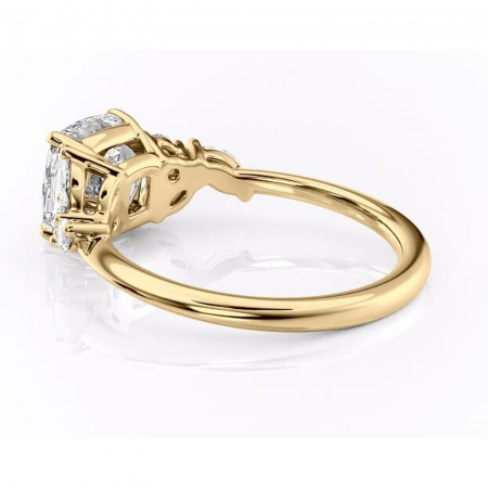 Inel de logodnă Emmeline din aur Galben 14kt cu moissanite tăietură pernă – Pietre laterale rafinată pentru profil mediu | Personalizează și configurează gratuit online [4]