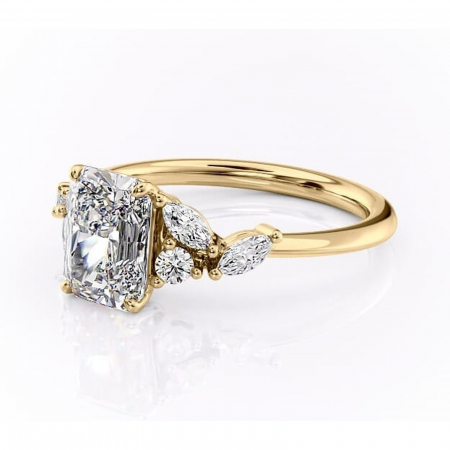 Inel de logodnă Emmeline din aur Galben 14kt cu moissanite tăietură radiantă – Pietre laterale rafinată pentru profil mediu | Personalizează și configurează gratuit online [6]