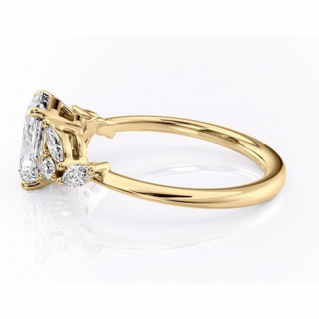 Inel de logodnă Emmeline din aur Galben 14kt cu moissanite tăietură radiantă – Pietre laterale rafinată pentru profil mediu | Personalizează și configurează gratuit online [5]